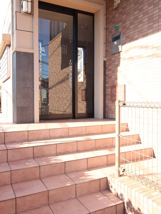 物件外観写真2　(エントランス部分)
