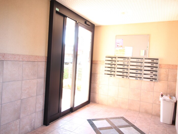 物件外観写真3　(エントランス部分)