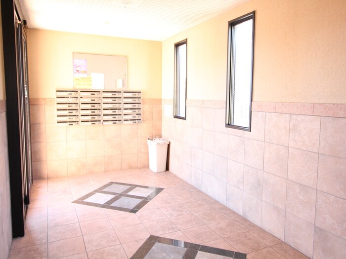 物件外観写真6　(エントランス部分)