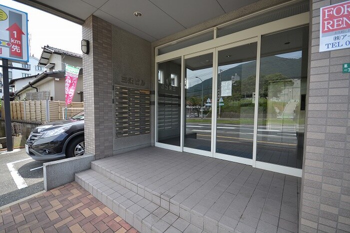 物件外観写真2　(エントランス部分)