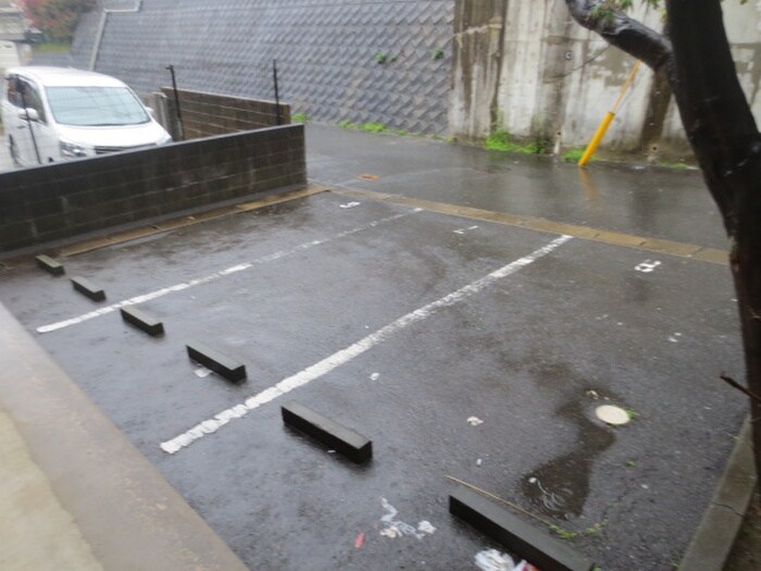 物件外観写真3　(駐車場)