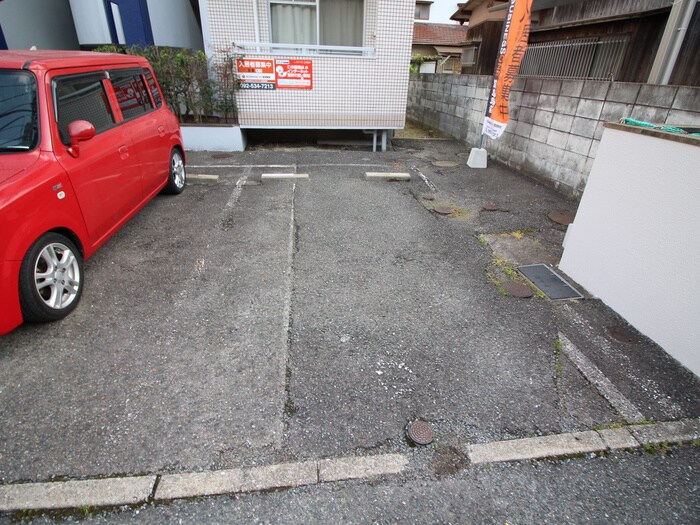 物件外観写真4　(駐車場)