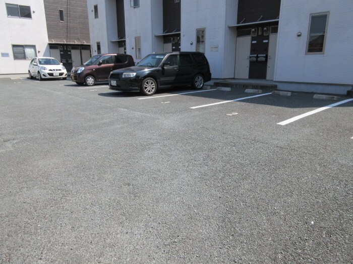 物件外観写真5　(駐車場)