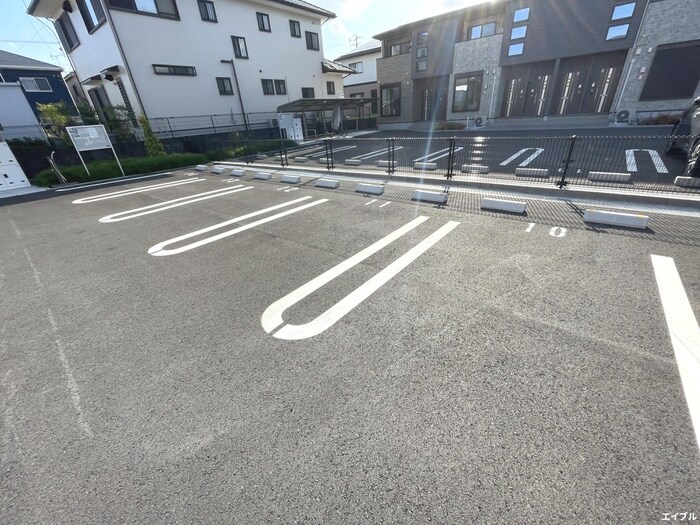 物件外観写真3　(駐車場)