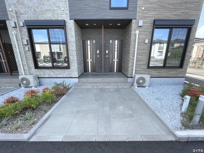 物件外観写真3　(エントランス部分)