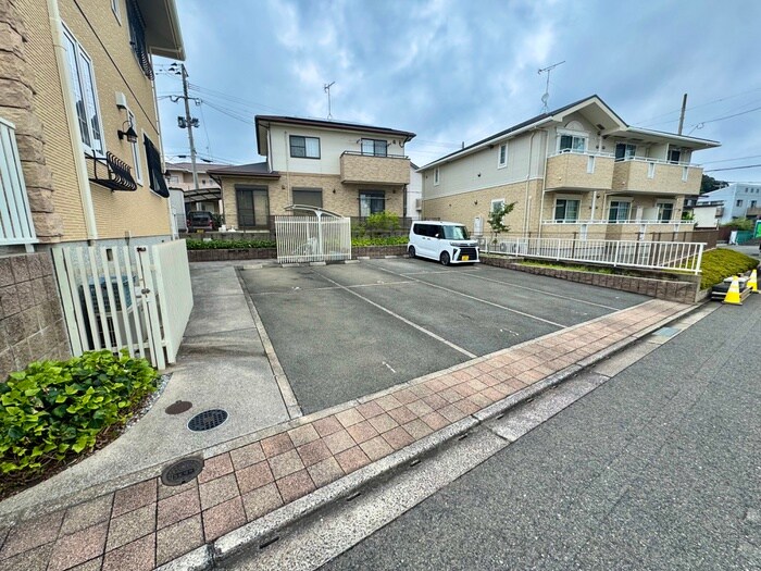 物件外観写真2　(駐車場)