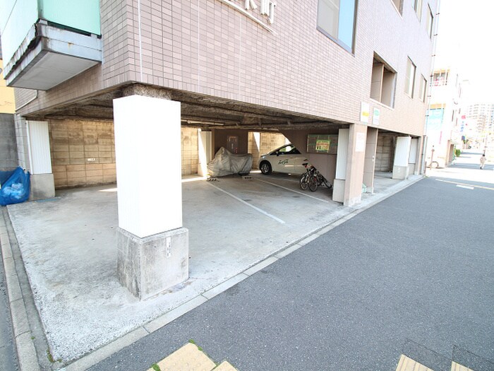 物件外観写真3　(駐車場)