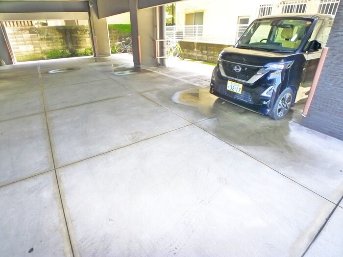 物件外観写真5　(駐車場)