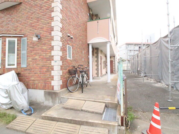 物件外観写真3　(エントランス部分)