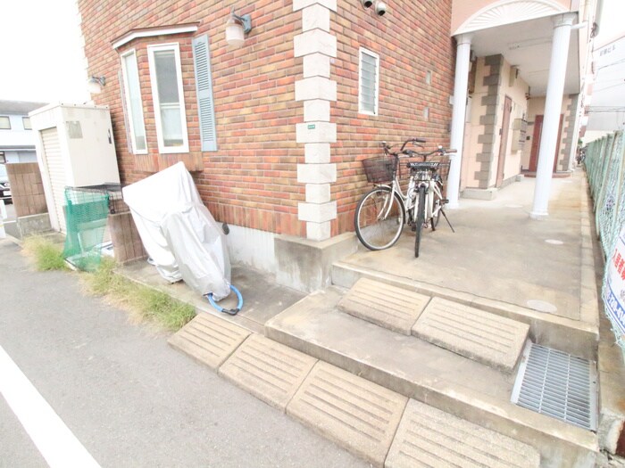 物件外観写真4　(駐輪場)