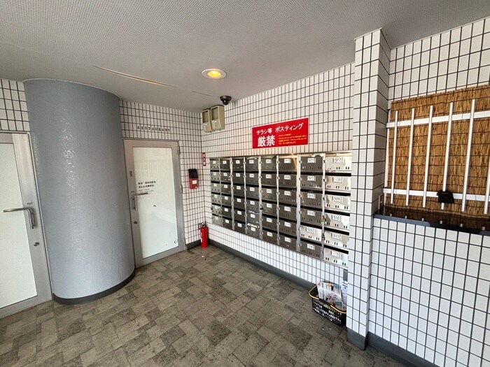 物件外観写真5　(エントランス部分)