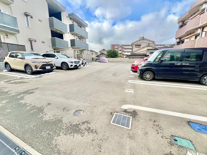 物件外観写真5　(駐車場)