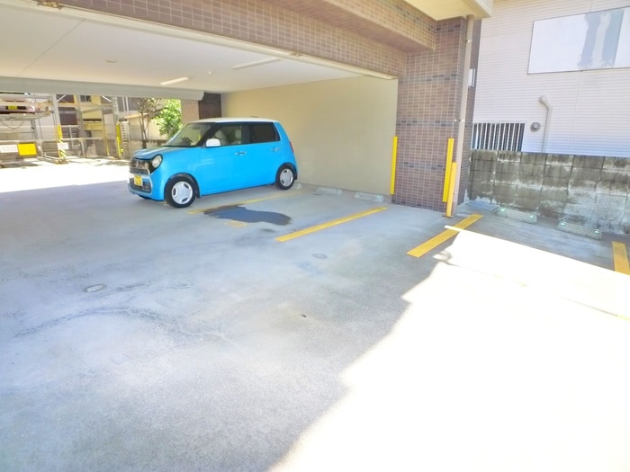 物件外観写真6　(駐車場)
