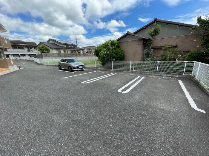 物件外観写真2　(駐車場)