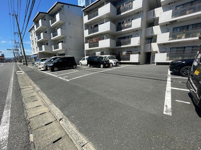 物件外観写真2　(駐車場)