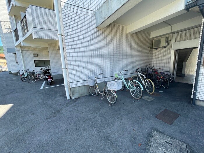 物件外観写真3　(駐輪場)