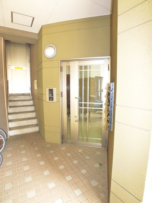 物件外観写真2　(エントランス部分)