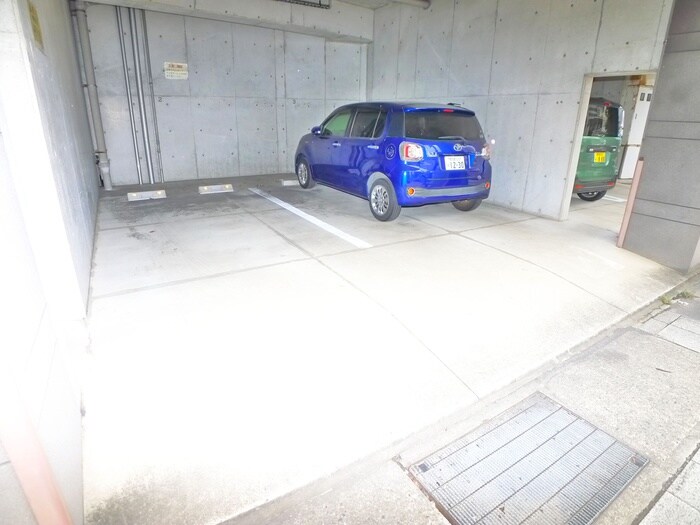 物件外観写真5　(駐車場)