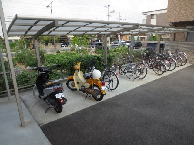 物件外観写真3　(駐輪場)