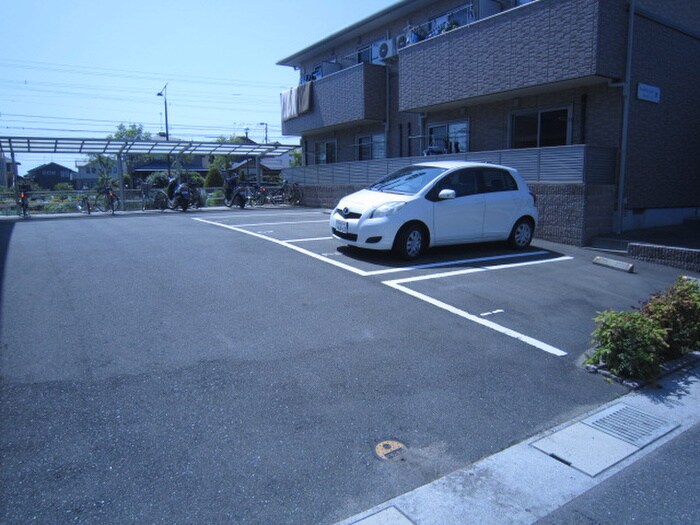 物件外観写真4　(駐車場)