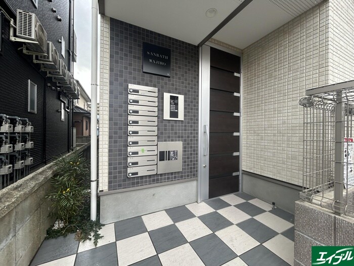 物件外観写真3　(エントランス部分)