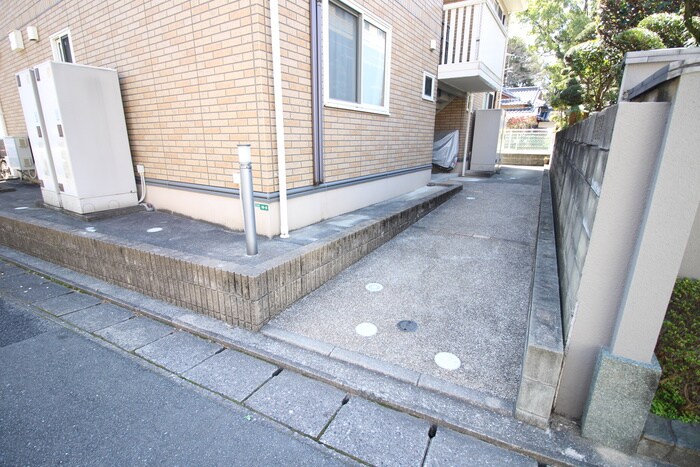 物件外観写真4　(エントランス部分)