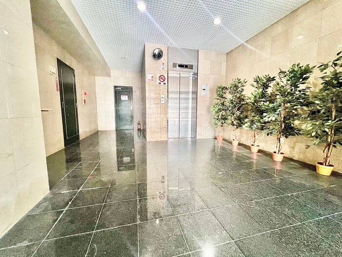 物件外観写真2　(エントランス部分)