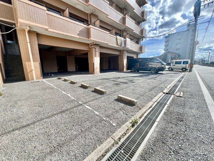 物件外観写真5　(駐車場)