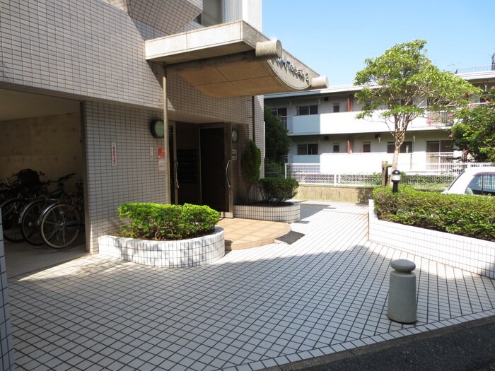 物件外観写真2　(エントランス部分)