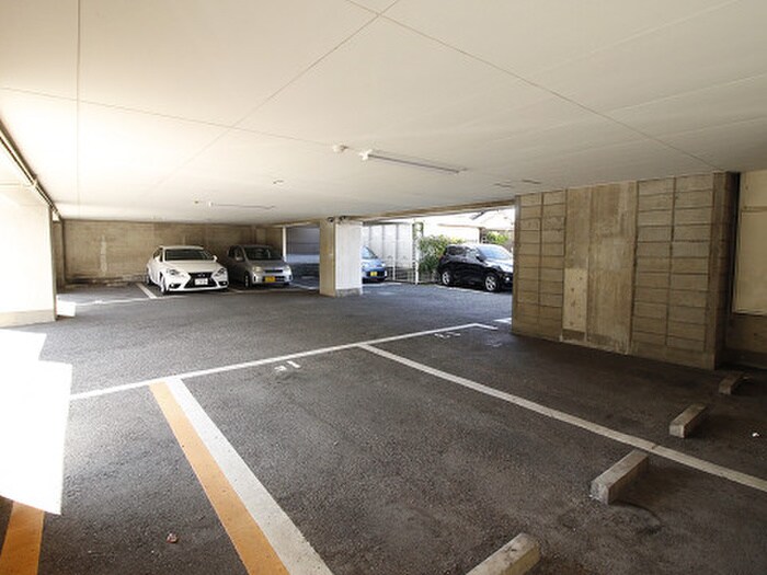 物件外観写真3　(駐車場)