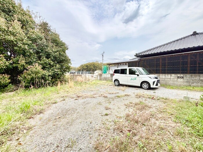 物件外観写真2　(駐車場)