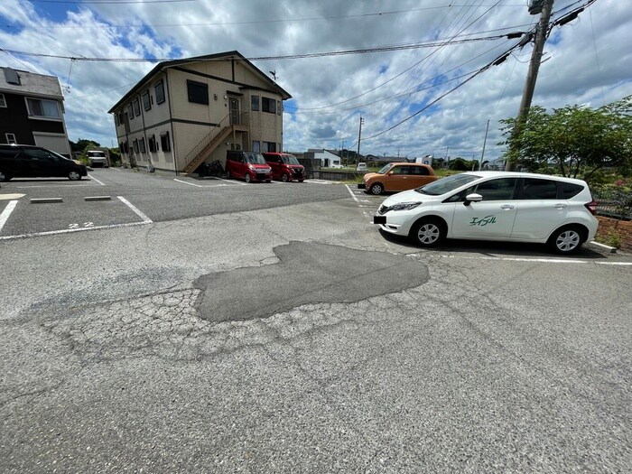 物件外観写真2　(駐車場)
