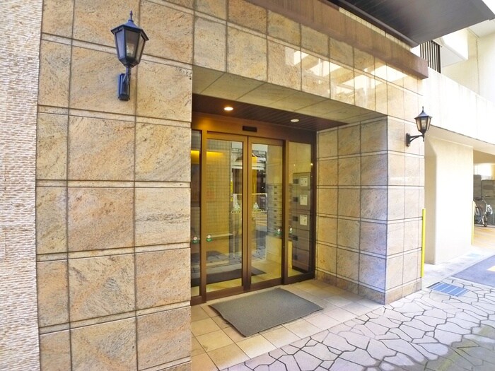 物件外観写真2　(エントランス部分)