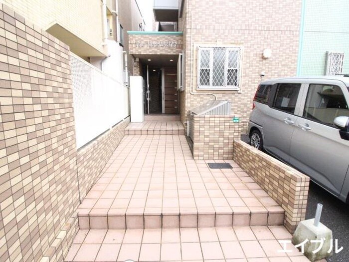 物件外観写真3　(エントランス部分)