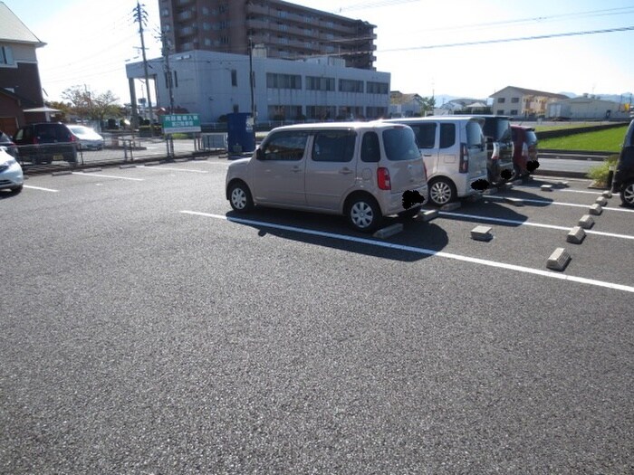 物件外観写真3　(駐車場)