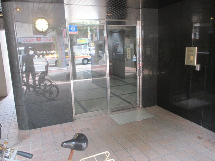 物件外観写真2　(エントランス部分)