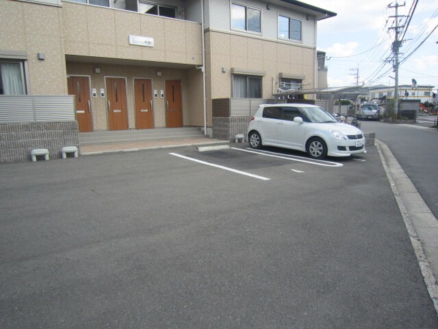 物件外観写真3　(駐車場)