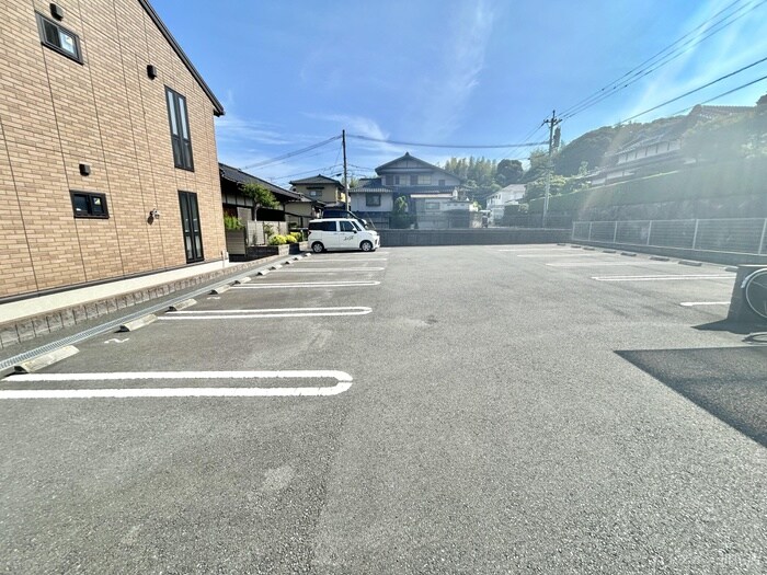 物件外観写真2　(駐車場)