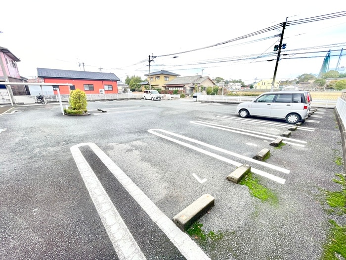 物件外観写真2　(駐車場)