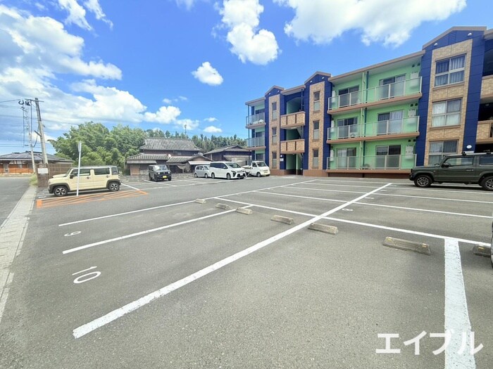 物件外観写真2　(駐車場)