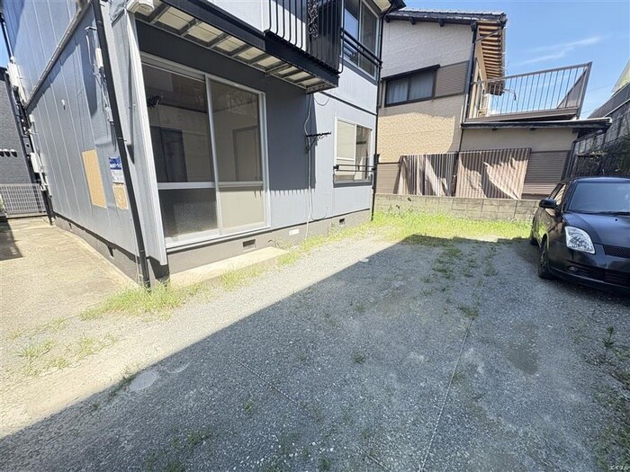 物件外観写真4　(駐車場)