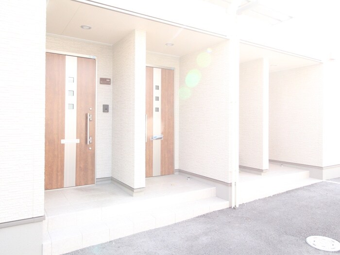 物件外観写真3　(エントランス部分)