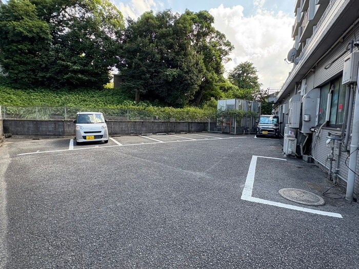 物件外観写真3　(駐車場)