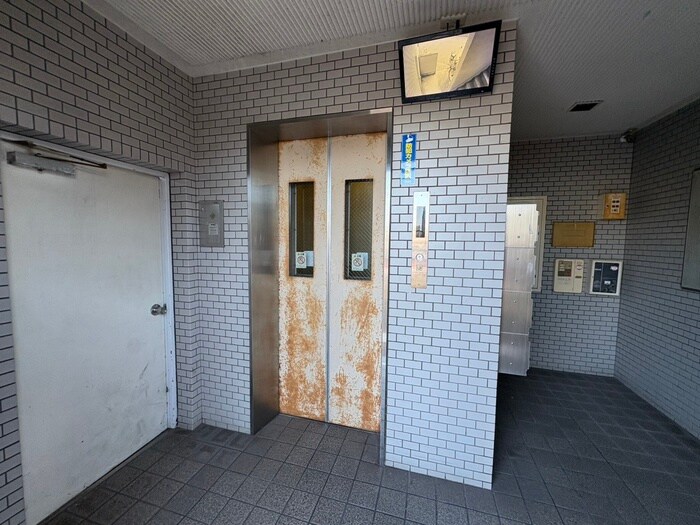 物件外観写真5　(エントランス部分)