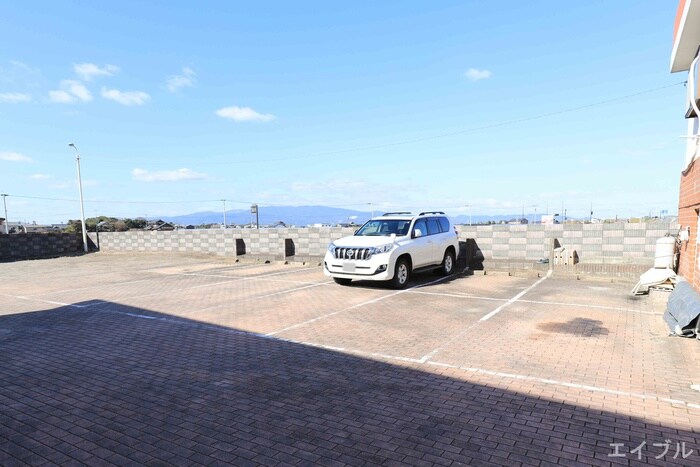 物件外観写真3　(駐車場)