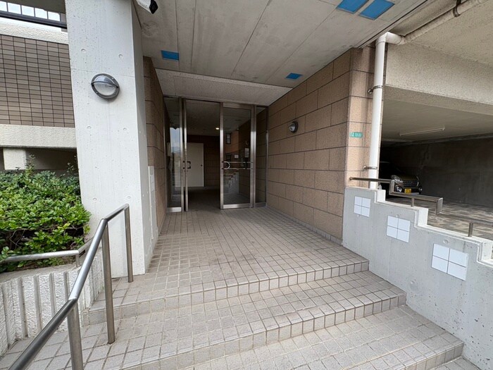 物件外観写真6　(エントランス部分)