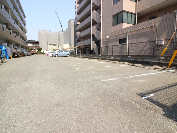 物件外観写真2　(駐車場)