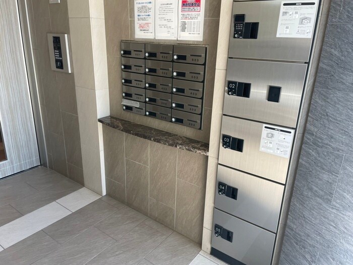 物件外観写真2　(エントランス部分)