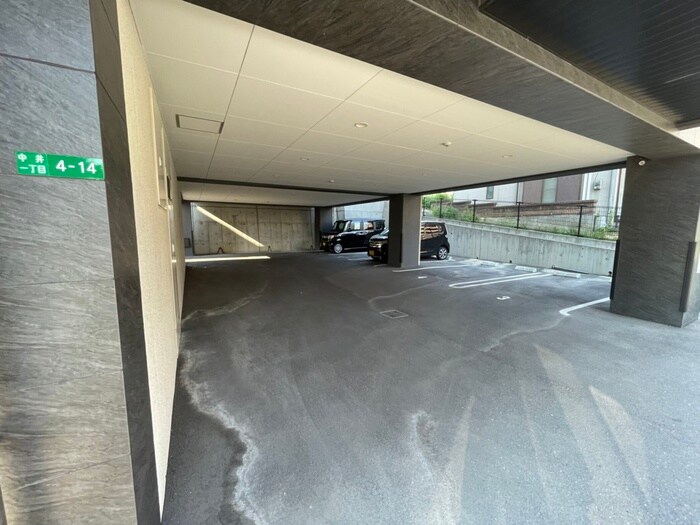 物件外観写真3　(駐車場)