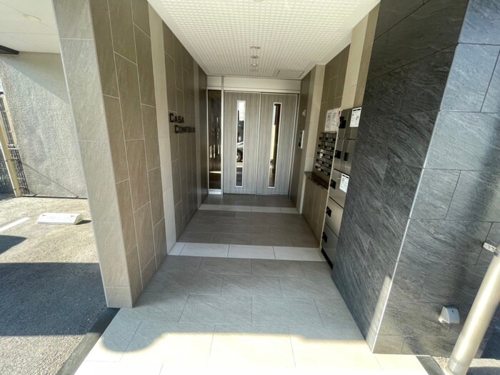 物件外観写真4　(エントランス部分)